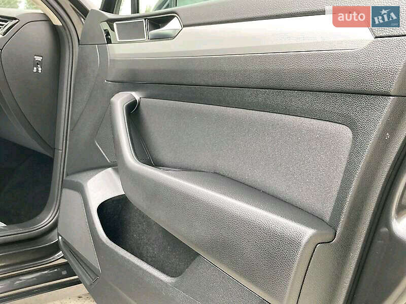 Универсал Volkswagen Passat 2017 в Бориславе