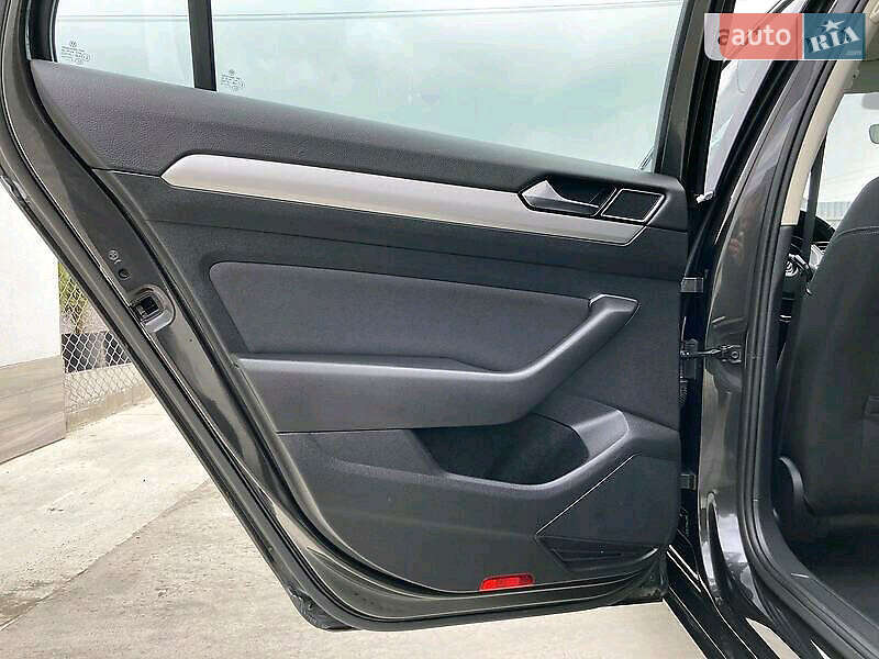 Универсал Volkswagen Passat 2017 в Бориславе