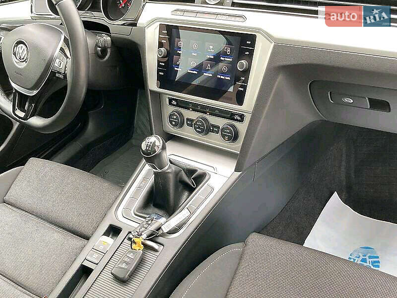Универсал Volkswagen Passat 2017 в Бориславе