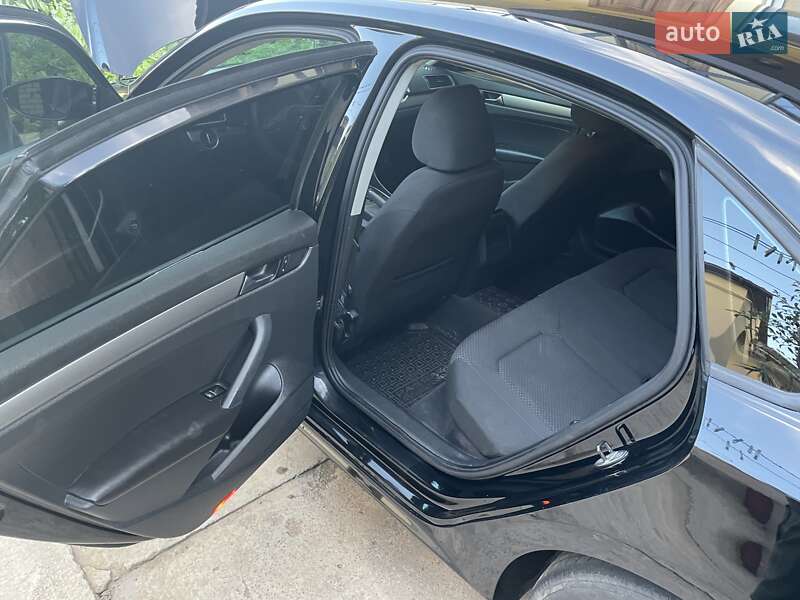 Седан Volkswagen Passat 2011 в Києві