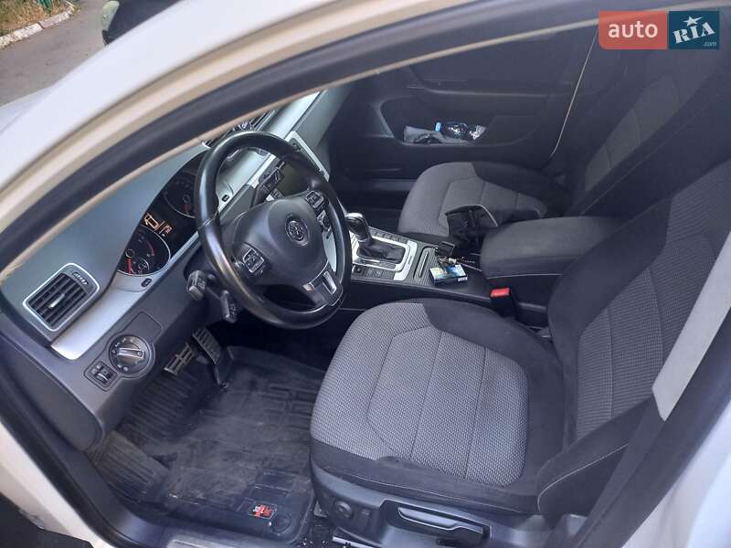 Універсал Volkswagen Passat 2013 в Одесі