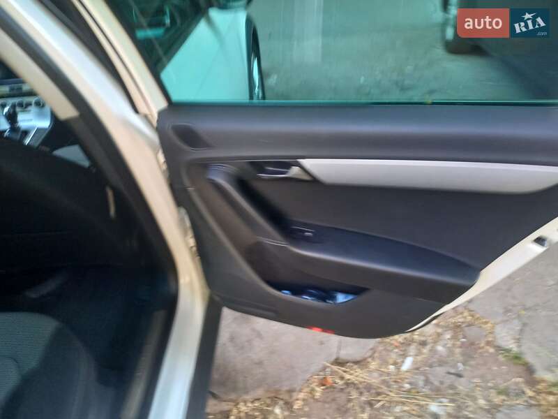 Універсал Volkswagen Passat 2013 в Одесі