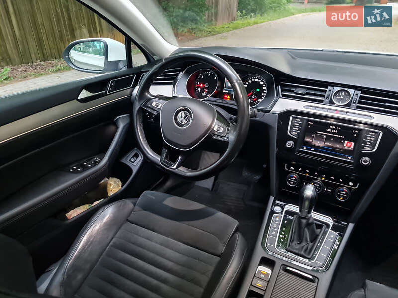 Седан Volkswagen Passat 2016 в Львове