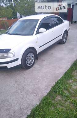 Седан Volkswagen Passat 1999 в Гадяче