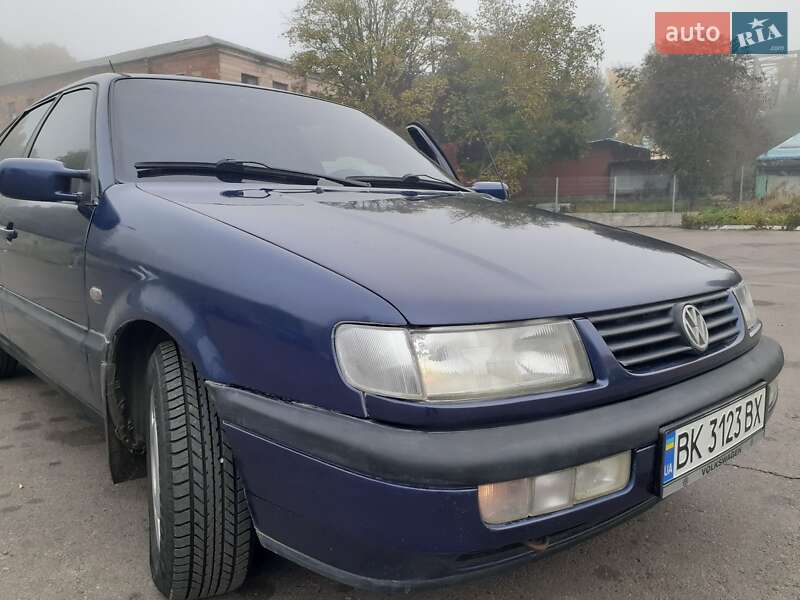 Седан Volkswagen Passat 1996 в Рівному