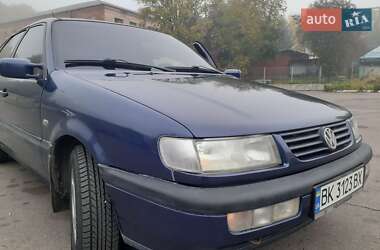 Седан Volkswagen Passat 1996 в Ровно