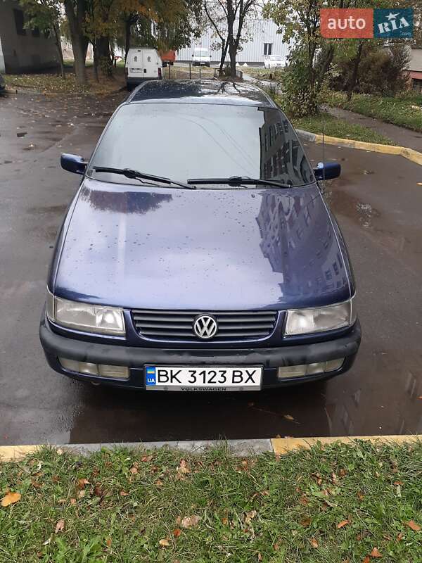 Седан Volkswagen Passat 1996 в Рівному