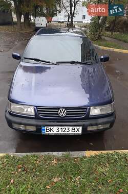 Седан Volkswagen Passat 1996 в Ровно