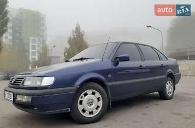 Седан Volkswagen Passat 1996 в Ровно