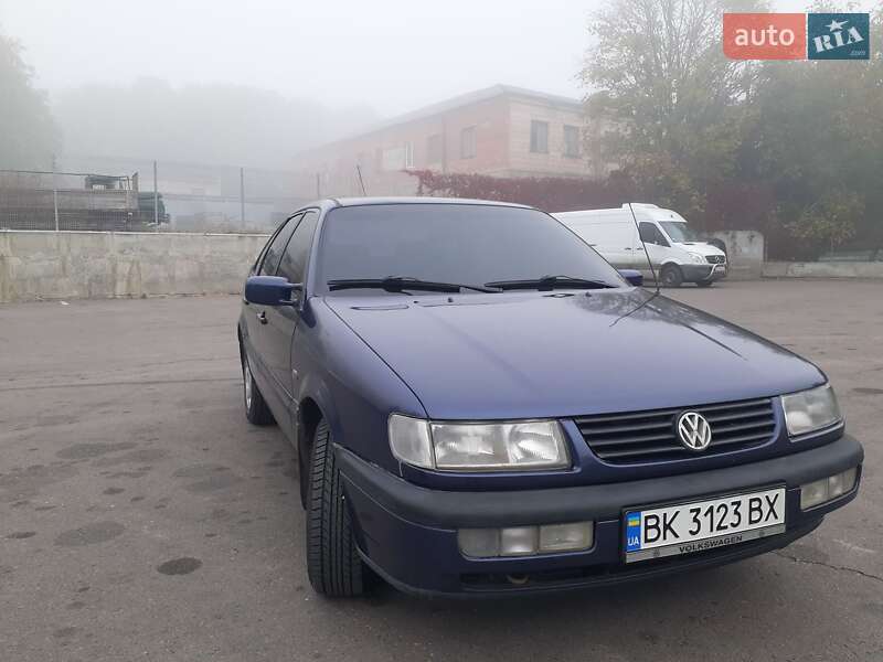 Седан Volkswagen Passat 1996 в Рівному