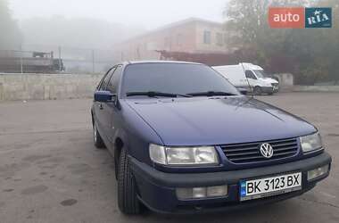 Седан Volkswagen Passat 1996 в Ровно