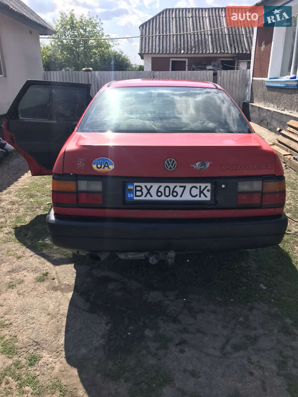 Седан Volkswagen Passat 1990 в Городку