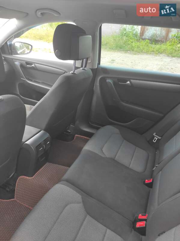 Універсал Volkswagen Passat 2013 в Житомирі