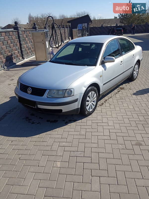 Седан Volkswagen Passat 1998 в Ровно