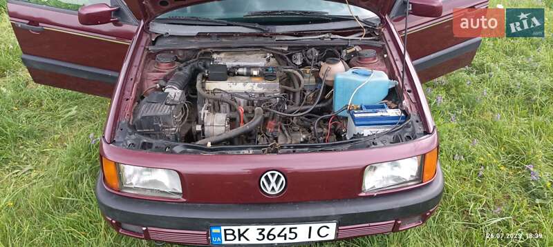 Седан Volkswagen Passat 1992 в Рокитному