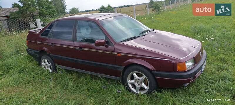 Седан Volkswagen Passat 1992 в Рокитному