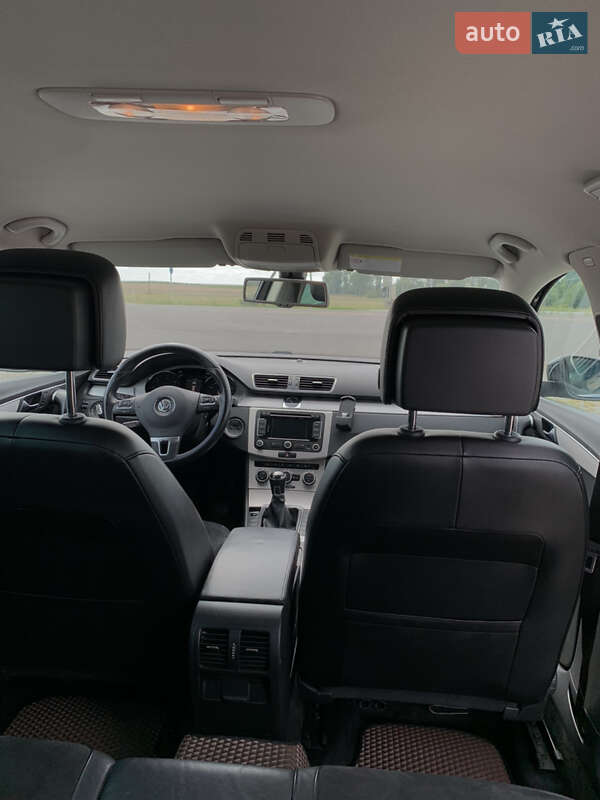 Универсал Volkswagen Passat 2012 в Дубровице