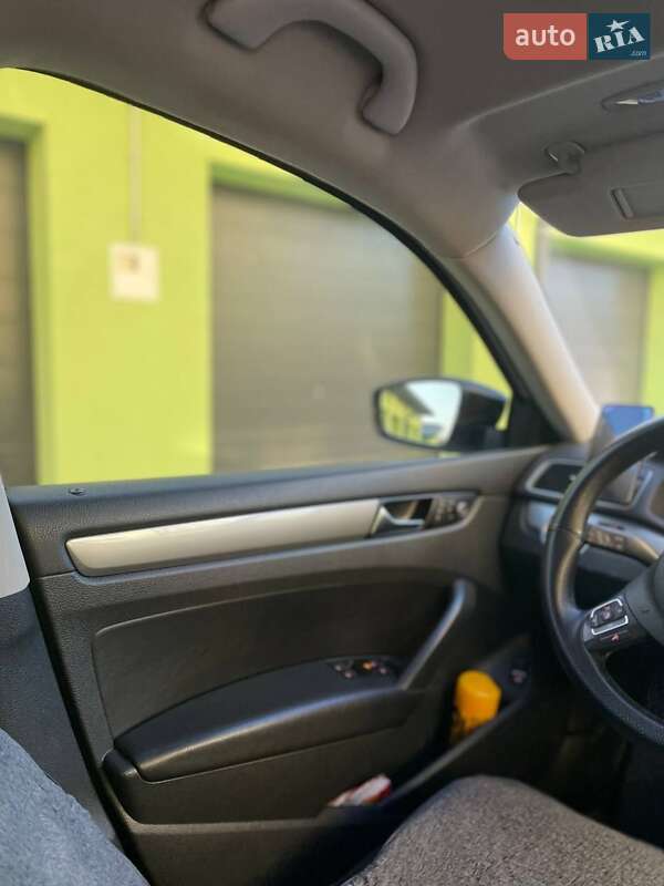 Седан Volkswagen Passat 2013 в Кам'янець-Подільському
