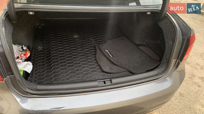 Седан Volkswagen Passat 2013 в Днепре