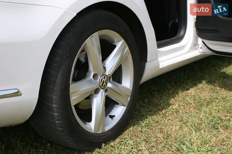 Универсал Volkswagen Passat 2011 в Черновцах