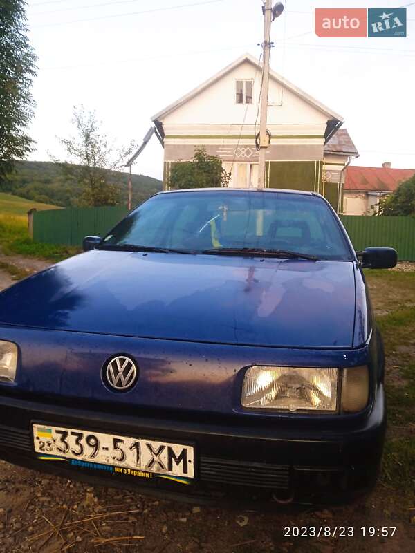 Седан Volkswagen Passat 1988 в Рогатине