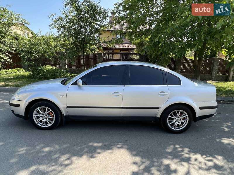 Седан Volkswagen Passat 2001 в Семеновке