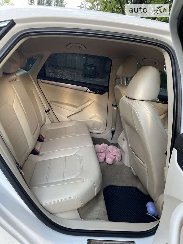 Седан Volkswagen Passat 2015 в Киеве