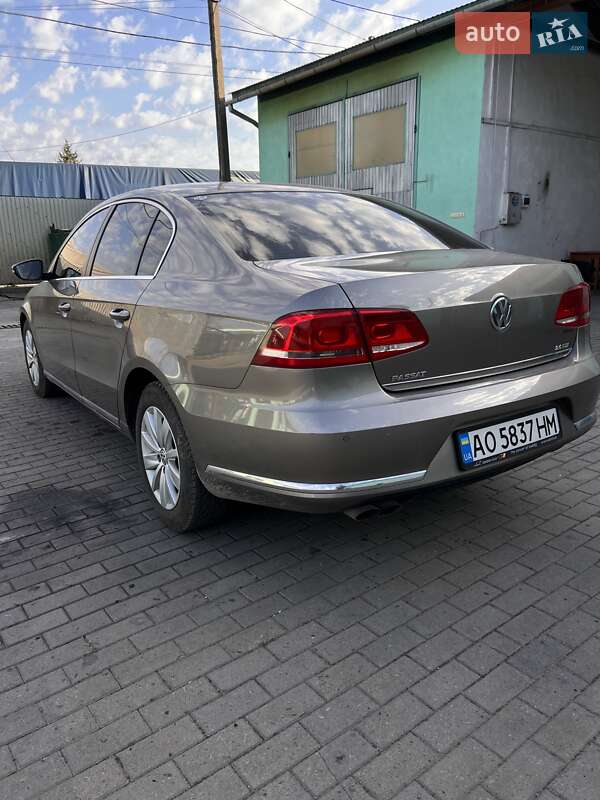 Седан Volkswagen Passat 2011 в Хусте