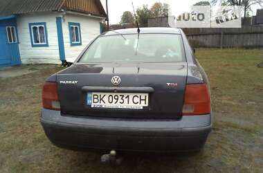 Седан Volkswagen Passat 1997 в Рокитном