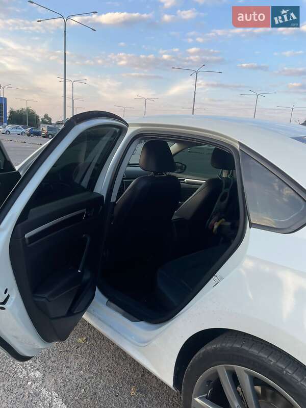 Седан Volkswagen Passat 2018 в Днепре