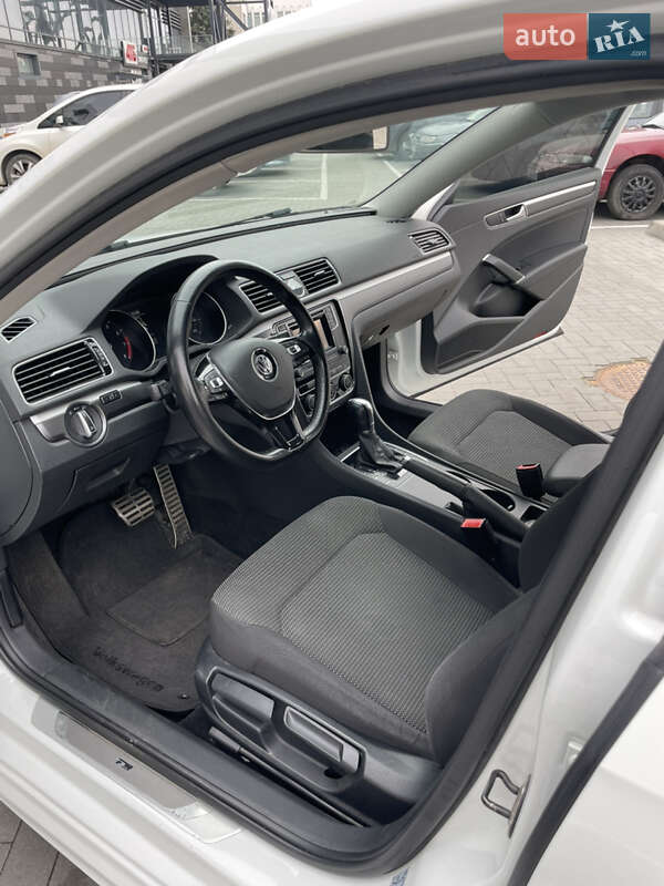Седан Volkswagen Passat 2016 в Ивано-Франковске