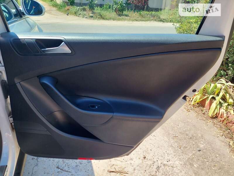 Універсал Volkswagen Passat 2009 в Одесі