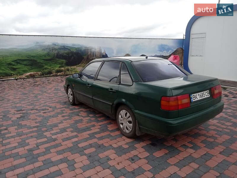 Седан Volkswagen Passat 1994 в Ровно