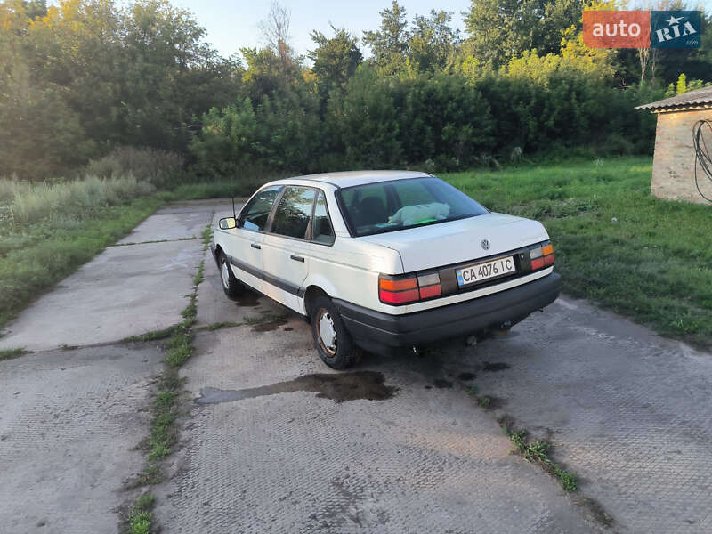Седан Volkswagen Passat 1990 в Драбове