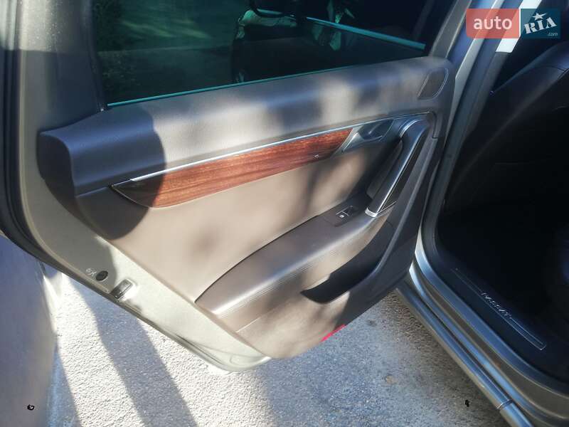 Універсал Volkswagen Passat 2011 в Житомирі