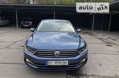 Седан Volkswagen Passat 2016 в Днепре