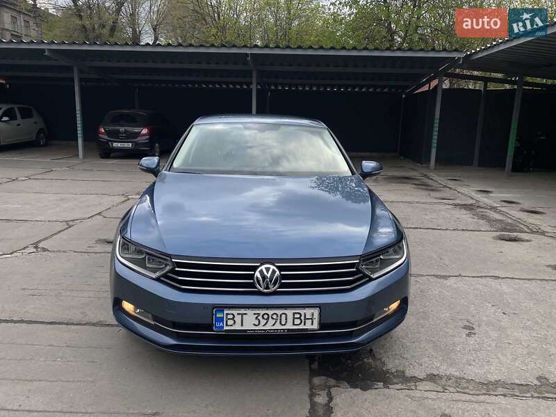 Седан Volkswagen Passat 2016 в Днепре