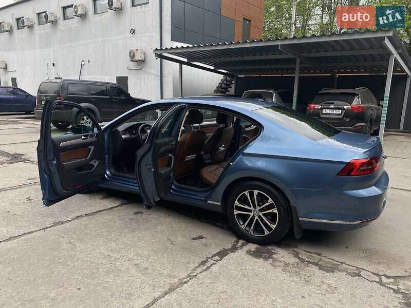 Седан Volkswagen Passat 2016 в Днепре