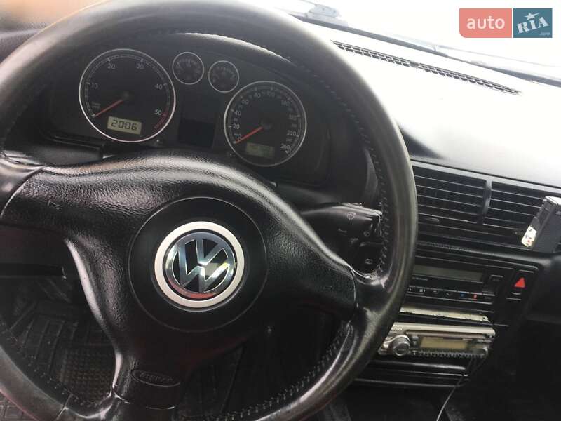 Седан Volkswagen Passat 2001 в Гребінці