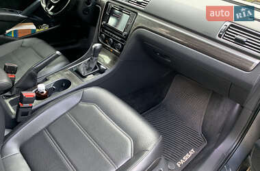 Седан Volkswagen Passat 2015 в 