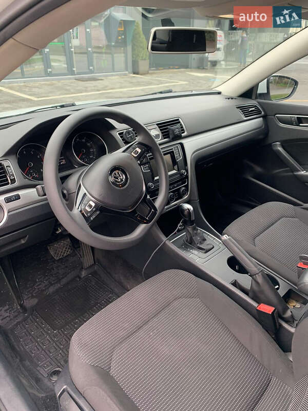 Седан Volkswagen Passat 2015 в Черновцах