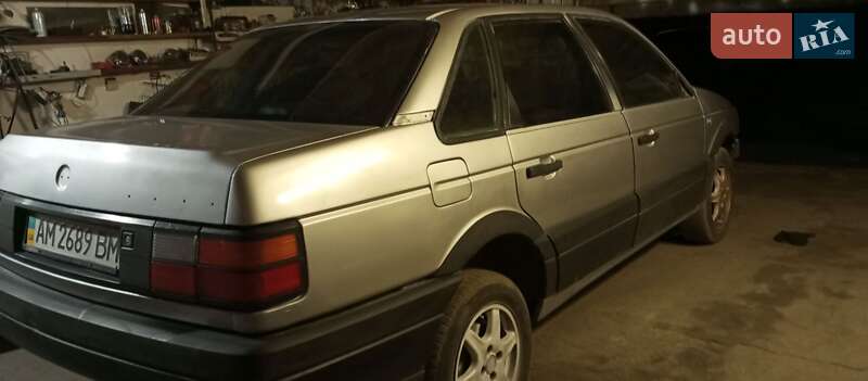 Седан Volkswagen Passat 1988 в Попельне