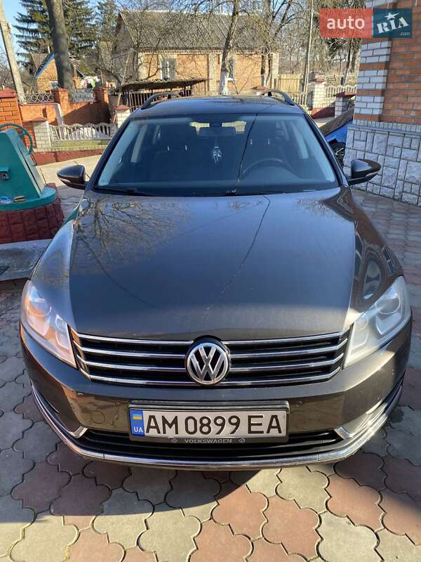 Універсал Volkswagen Passat 2011 в Житомирі