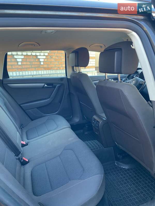 Універсал Volkswagen Passat 2011 в Житомирі