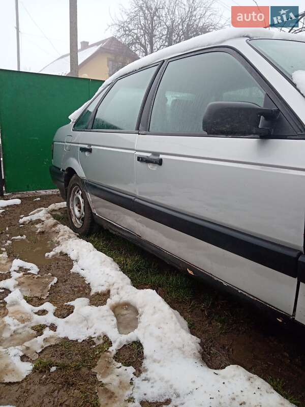 Седан Volkswagen Passat 1988 в Надвірній