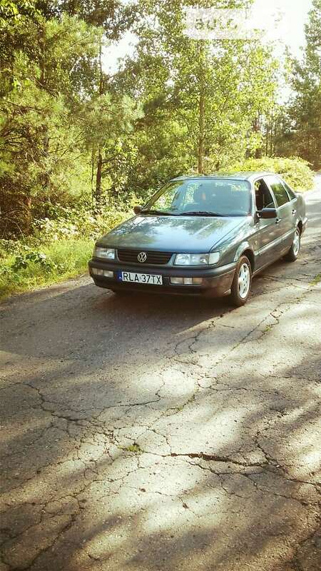 Седан Volkswagen Passat 1995 в Дубровице