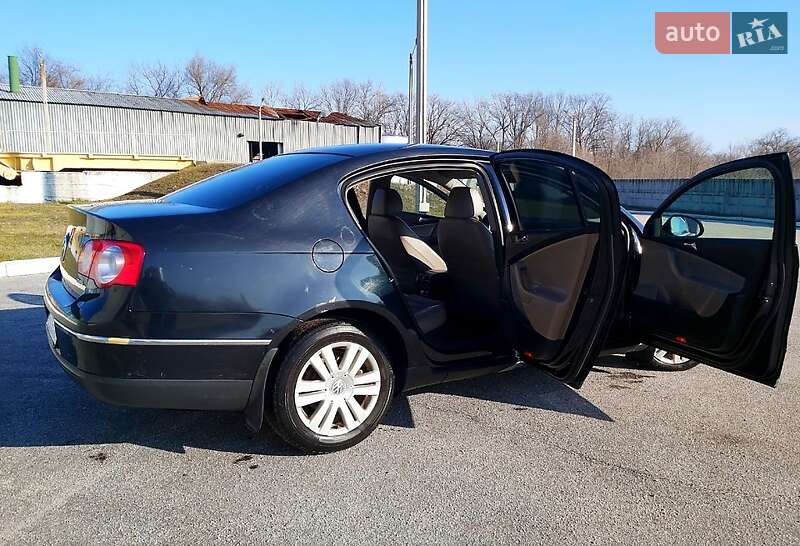 Седан Volkswagen Passat 2006 в Марганці