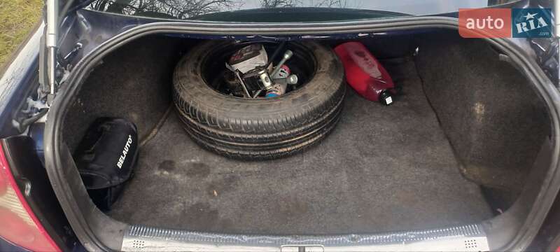 Седан Volkswagen Passat 2003 в Києві