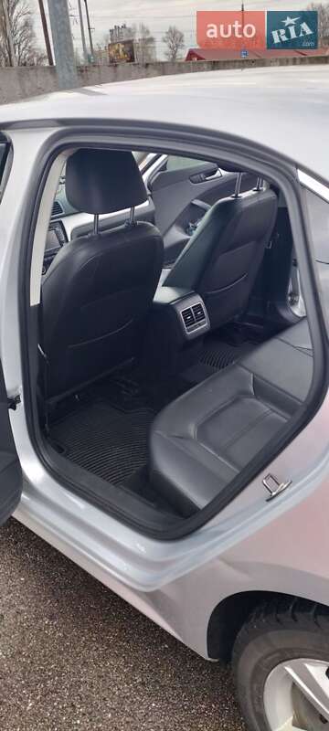 Седан Volkswagen Passat 2012 в Чернигове