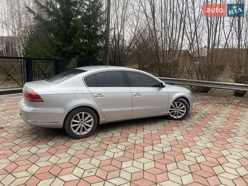 Седан Volkswagen Passat 2013 в Чернівцях